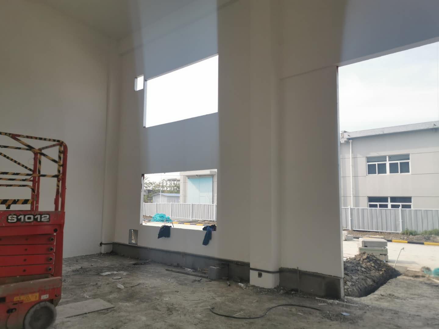 <a href='http://www.eveninggraceessentials.com' target='_blank'>泄爆墙</a>施工